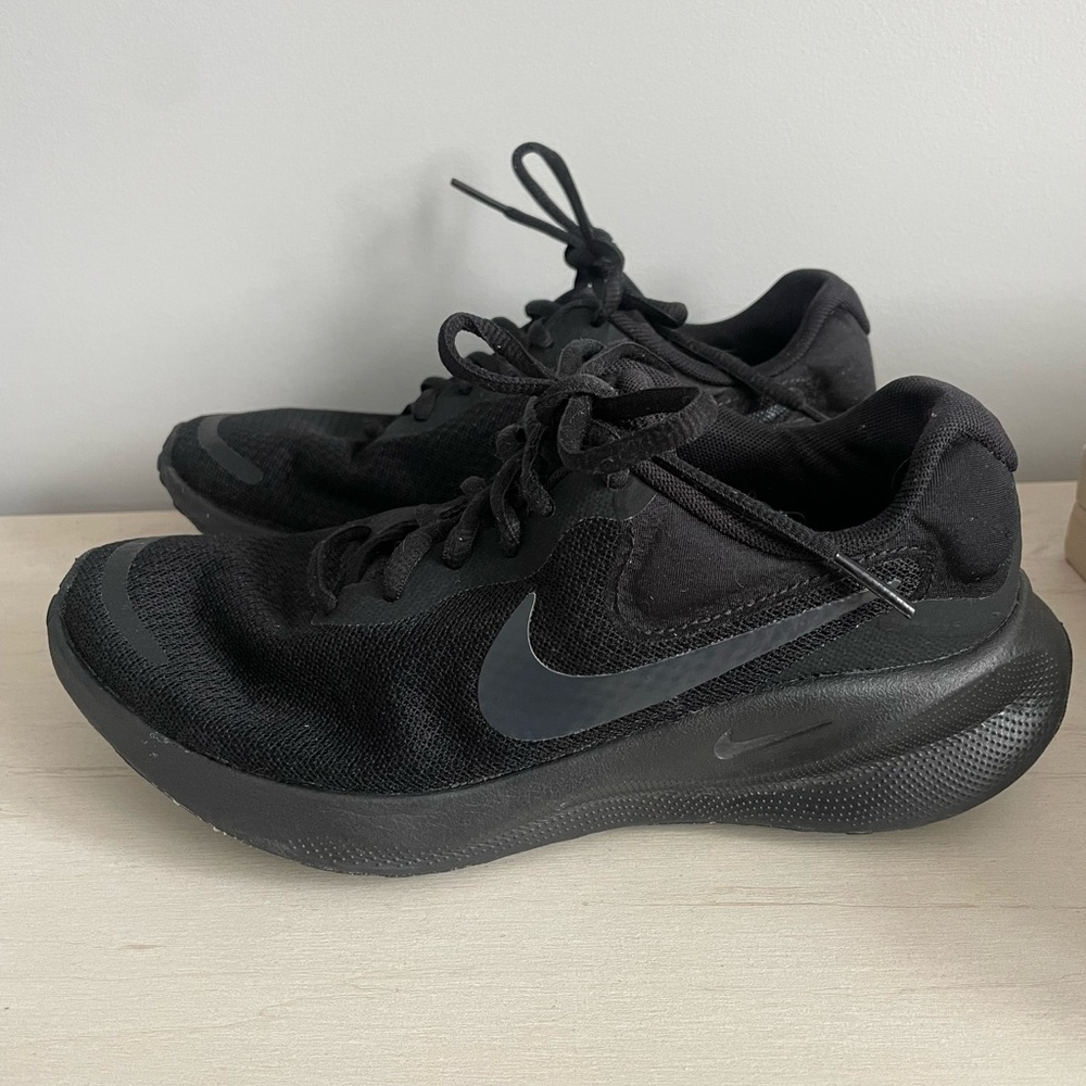 Nike Revolution 7 running shoes